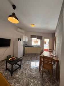 Kuchyň nebo kuchyňský kout v ubytování Apartamentos La Aldea Suites