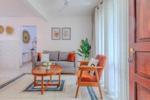 ディアニ・ビーチにあるMarahaba Holiday Suitesのソファとテーブルのあるリビングルーム