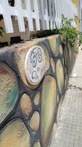 eine Steinmauer mit einem Schild darauf in der Unterkunft Casa Cera Arras in Dolianova