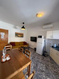 Kuchyň nebo kuchyňský kout v ubytování Apartamentos La Aldea Suites