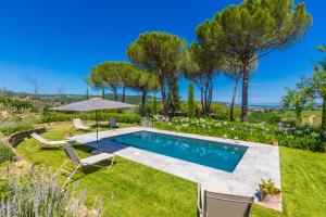 une piscine dans une cour avec des chaises et un parasol dans l'établissement Savignola Paolina, à Greve in Chianti