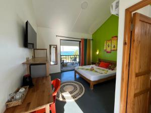 una camera con letto e tavolo e una camera di Belle Etoile Océan a Rodrigues Island