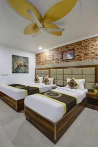 2 letti in una camera con ventilatore a soffitto di Hotel Smart Lax a Nuova Delhi