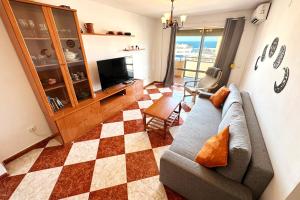 TV a/nebo společenská místnost v ubytování Stunning Sea View 2-bedroom Near