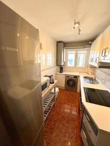 Kuchyň nebo kuchyňský kout v ubytování Stunning Sea View 2-bedroom Near