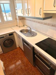 Kuchyň nebo kuchyňský kout v ubytování Stunning Sea View 2-bedroom Near