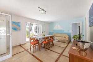 a living room with a dining room table and chairs at Villa Vela Bianca in Pizzo