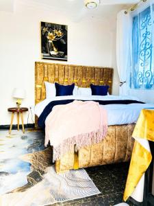 Katil atau katil-katil dalam bilik di Big Master bed with Private bath, Beautiful view, fast WIFI at City Centre