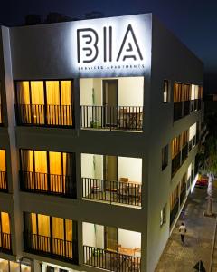 サンタ・マリアにあるBIA D'Olaf Apartmentsの側面に看板がある建物