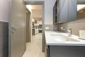 una cocina con fregadero y encimera en Luxury Basilica & Sea View 36 - Genovainrelax, en Génova 14 fotos más