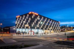 un edificio con luci sul lato di una strada di HHE Express a Nuuk
