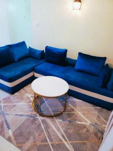 Una sala de estar con un sofá azul y una mesa. en 2 Bedroom in Nairobi, en Nairobi