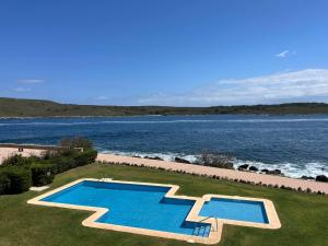 una vista aérea de una piscina junto al agua en Es CASTELL 2 7 by SOM Menorca, en Fornells