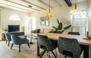 Una sala de estar con mesa de comedor y sillas. en T-4 Hoeve Holland, en De Cocksdorp