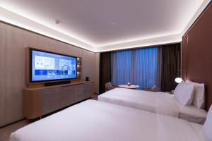 A television and/or entertainment centre at Shanghai Changfeng Business District Orange Crystal Hotel