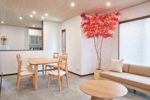 富士宫市SAKURA Haus的客厅里有一张桌子和一张沙发