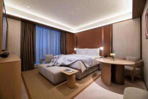 A bed or beds in a room at Shanghai Changfeng Business District Orange Crystal Hotel