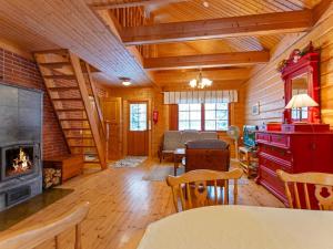 TV a/nebo společenská místnost v ubytování Holiday Home Tyynelä by Interhome