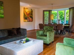 Χώρος καθιστικού στο Holiday Home Douglas by Interhome