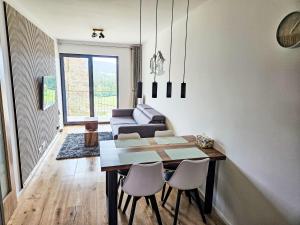 扬斯凯拉兹涅Apartment Ski&Bike Siréna-5 by Interhome的客厅里有一张桌子和一张沙发