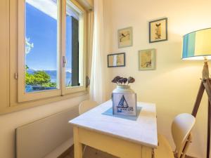 Habitación con mesa y ventana en Apartment Il Gianlupo Azzurro by Interhome, en Belgirate 20 fotos más
