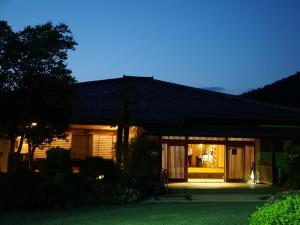 una casa por la noche con las luces encendidas en Momoyama, en Matsumoto