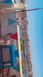 ein Modell eines hohen Gebäudes im Wasser in der Unterkunft Wateen guest house in Jazīrat Aswān