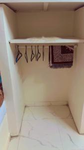 ein Zimmer mit einem Regal mit Scherenpaaren in der Unterkunft Wateen guest house in Jazīrat Aswān + 9 Fotos