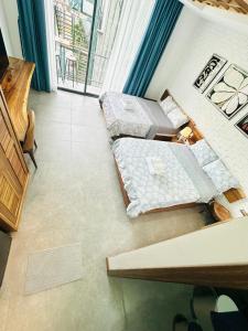 a living room with a bed and a table at 405MSNK Maison Luxe Twin Studio l Balcony & Kitchen in Can Tho