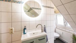 Bilik mandi di Stilvolle Dachgeschosswohnung +13 gambar
