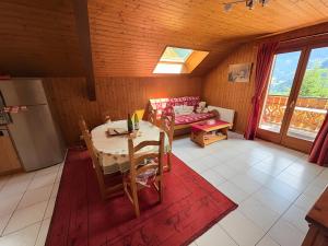 Posezení v ubytování Chalet Loupnots 3P avec vue + 17 fotografií