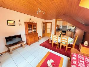 TV a/nebo společenská místnost v ubytování Chalet Loupnots 3P avec vue