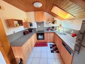 Kuchyň nebo kuchyňský kout v ubytování Chalet Loupnots 3P avec vue