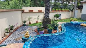 Swimmingpoolen hos eller tæt på Big Comfortable Villa