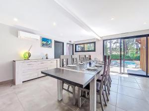 ein Esszimmer mit einem Tisch und einigen Stühlen in der Unterkunft Villa Villa les Verdiers by Interhome in Biscarrosse