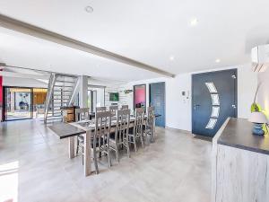 eine Küche und ein Esszimmer mit Tisch und Stühlen in der Unterkunft Villa Villa les Verdiers by Interhome in Biscarrosse + 43 Fotos