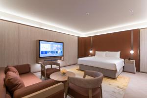 A television and/or entertainment centre at Shanghai Changfeng Business District Orange Crystal Hotel