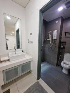 Ένα μπάνιο στο Mercu summer suits 1BR luxury couple room free Netflix 5mint WD KLCC by Top R
