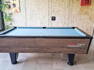 una mesa de billar frente a una pared en Apartment Wohnung 413 Bergblick by Interhome, en Strobl 28 fotos más