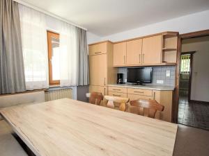 Η κουζίνα ή μικρή κουζίνα στο Holiday Home Chalet Alpin-2 by Interhome