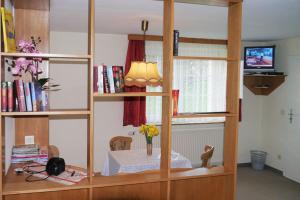 TV a/nebo společenská místnost v ubytování Ferienwohnung Pferdestall