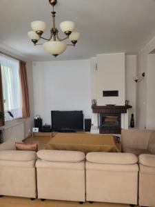 Una sala de estar con dos sofás y un televisor. en Gdańsk Cozy Loft, en Gdansk 8 fotos más