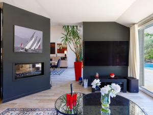 Televisyen dan/atau pusat hiburan di Villa Le Grand Large by Interhome