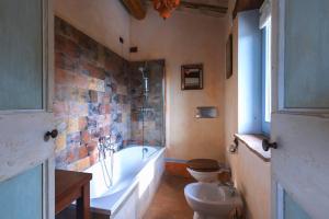 Un baño de VILLA APEROLLI 4, Emma Villas