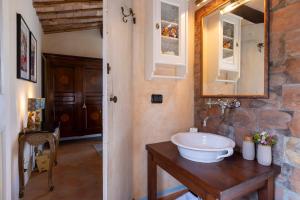 Un baño de VILLA APEROLLI 4, Emma Villas