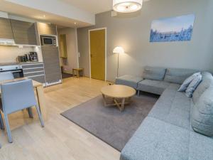 una sala de estar con un sofá y una mesa en Holiday Home Ruka ski chalets ii huoneisto 2605 by Interhome, en Rukatunturi 