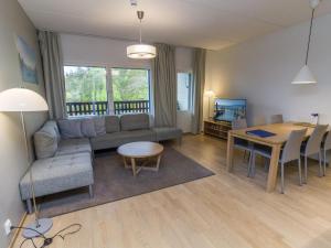 una sala de estar con un sofá y una mesa en Holiday Home Ruka ski chalets ii huoneisto 2605 by Interhome, en Rukatunturi 