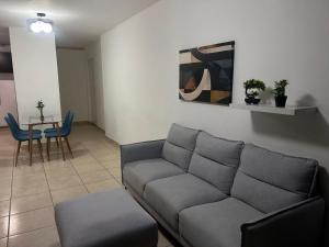 a living room with a couch and a table at Hermoso Apartamento en el Centro de la Ciudad in Panama City