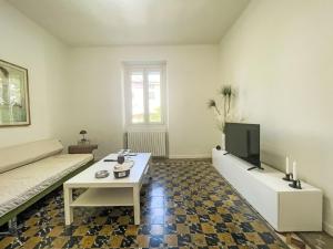 Una sala de estar con una cama y un televisor. en Holiday Home Guest House Viotti by Interhome, en Castel Rocchero