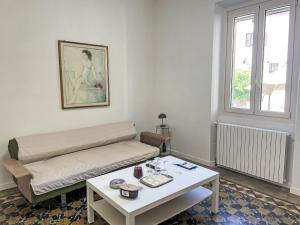 una sala de estar con un sofá y una mesa en Holiday Home Guest House Viotti by Interhome, en Castel Rocchero